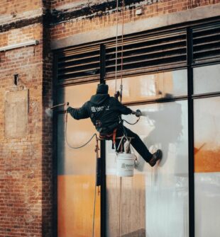 Vinduespudser herning  sådan får du skinnende rene ruder året rundt